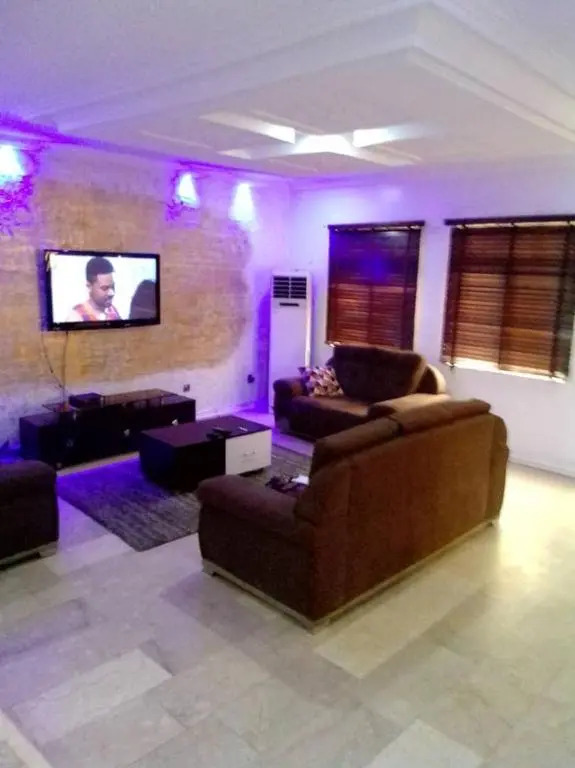 4 bedroom detached bungalow short let