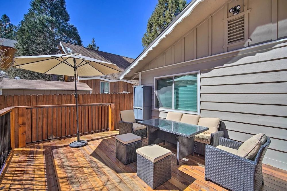 Mountain Chalet in Big Bear City, 5 Mi to Lake!