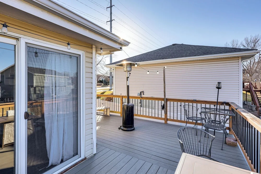 Spacious & Family Friendly! Lincoln Home w/ Deck