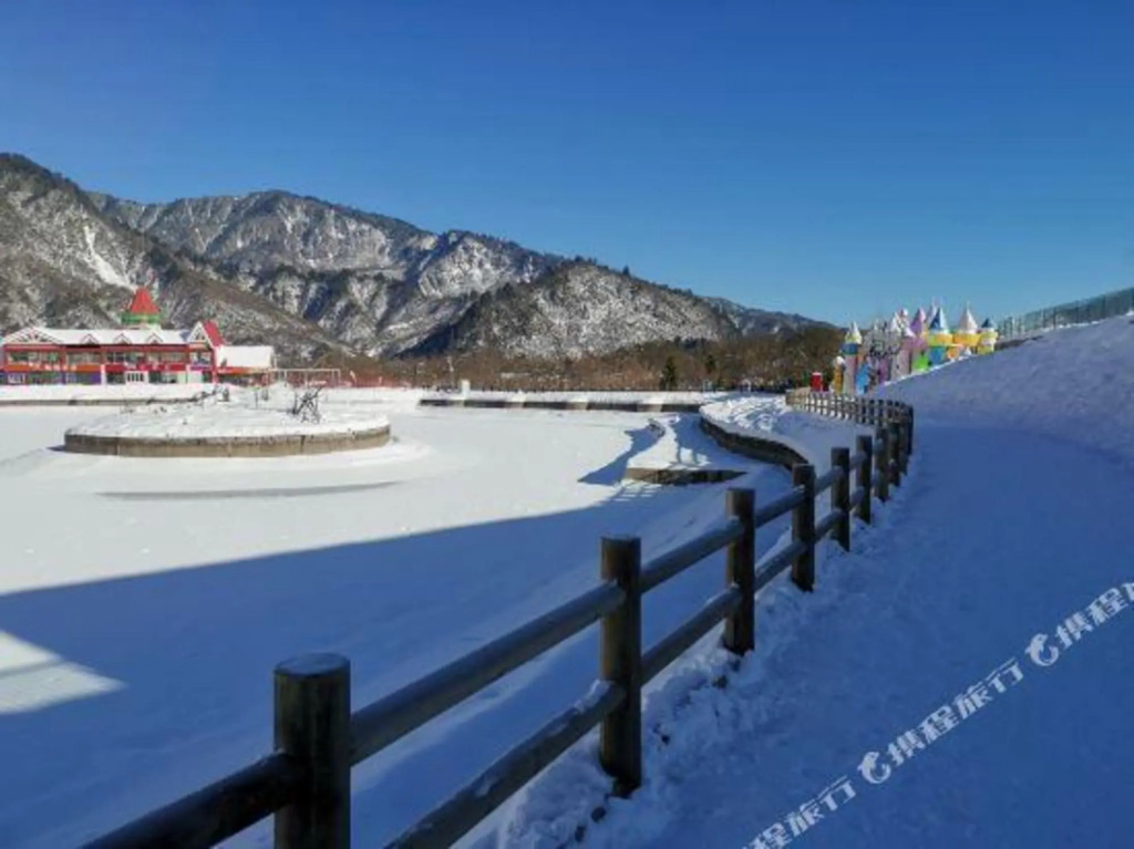 Xiling Snow Mountain Maple Leaf Hotel