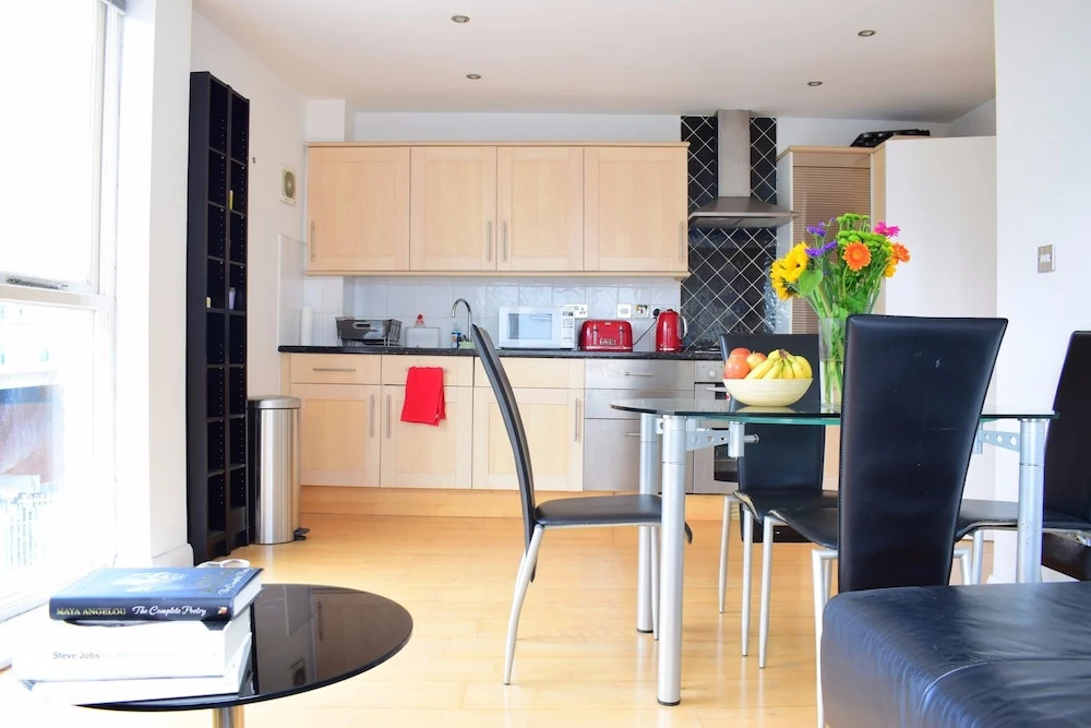 Modern 2 Bedroom Apartment Near Tower Hill