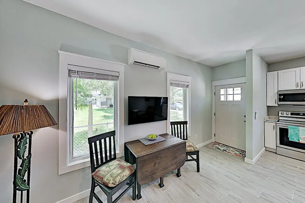 Walk To Beach! Modern Getaway With New Full Kitchen - 2 Bedroom Apts