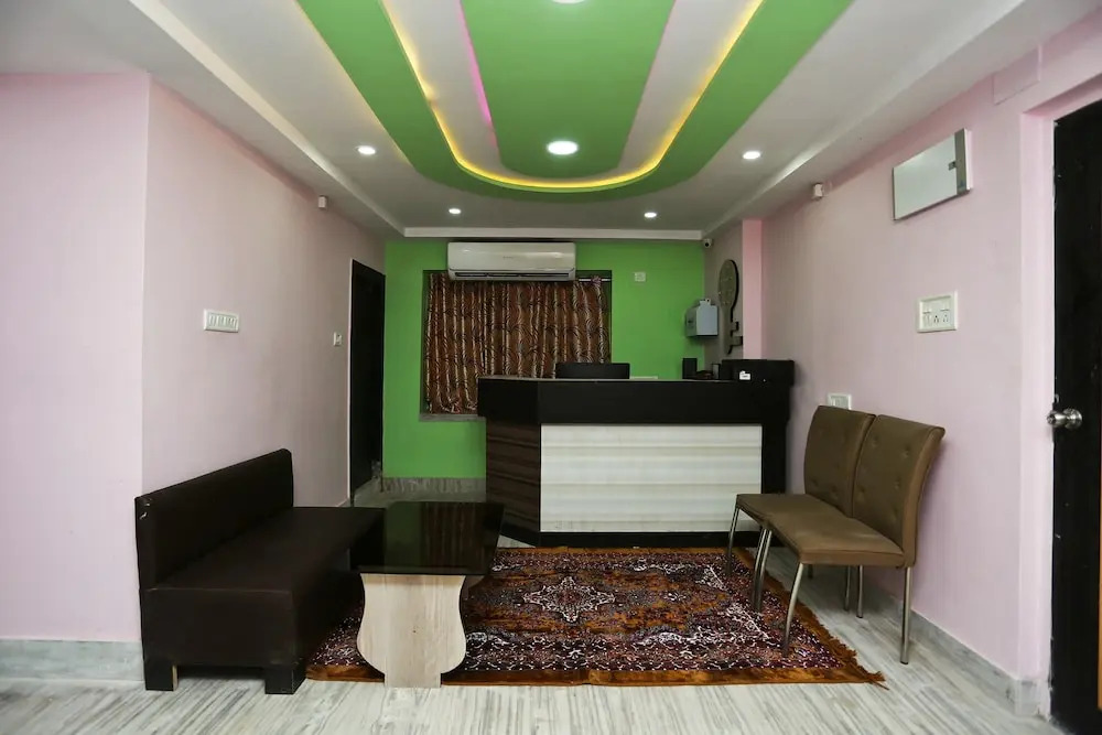 OYO 22566 Red Velvet Inn