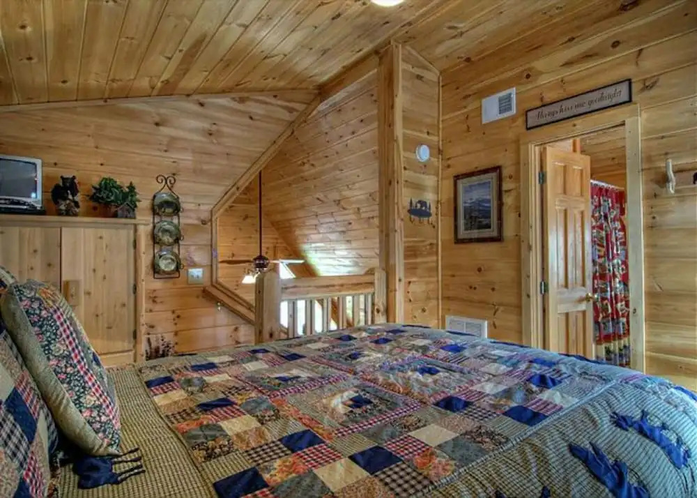 MYSTIC MOUNTAIN - GREAT LOCATION! CLOSE TO ALL THE ACTION! cabin