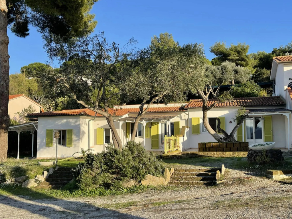 Terraced houses in a quiet seafront area with panoramic views.-Colibrì 1