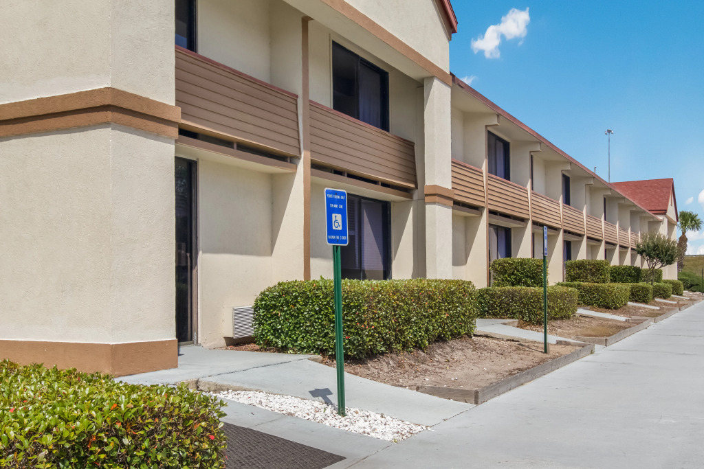 Red Roof Inn & Suites Brunswick I-95