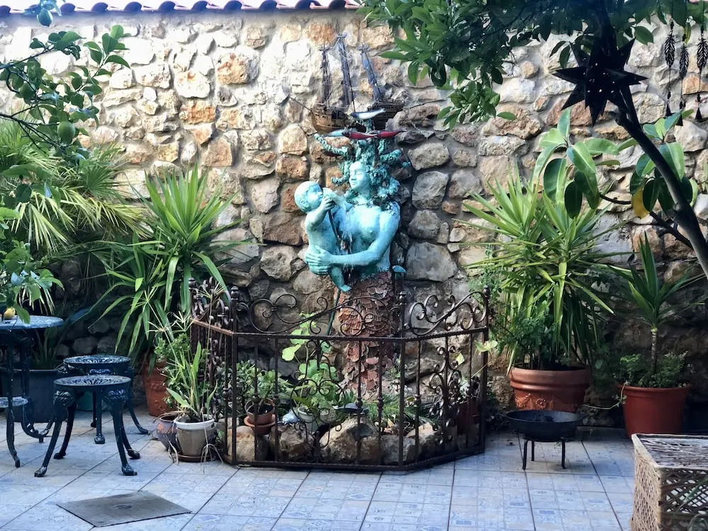 House Sleeps 4 with Private Garden