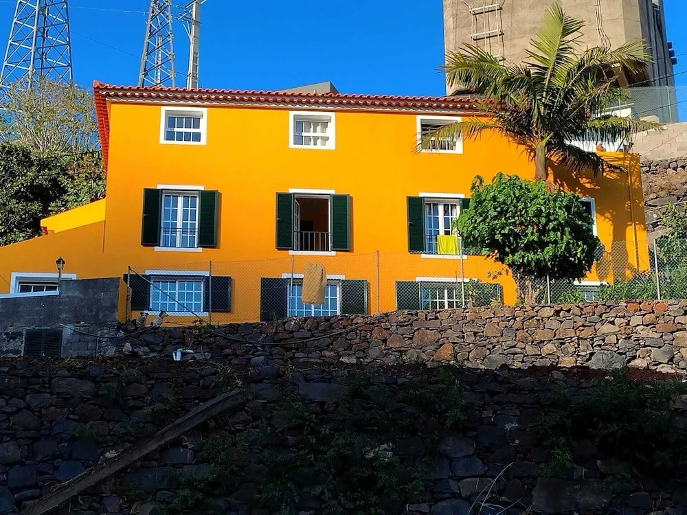 Charming 3-bed Apartment With sea & Mountain View