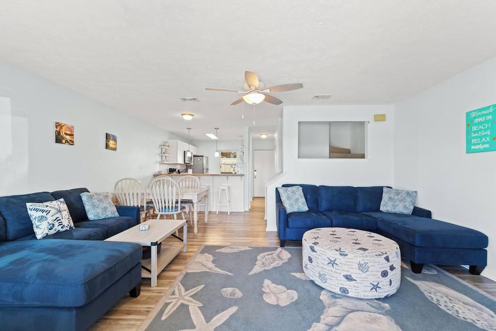 Stay at The Salty Palm! 2BR 1.5ba Sleeps 7