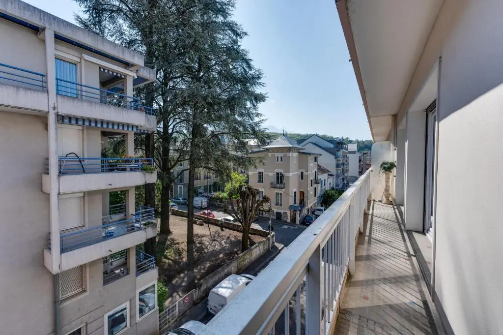 85 m2, calme , parking, centre ville