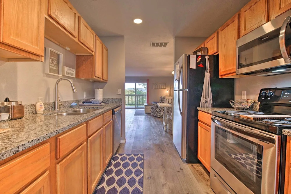 5 Mi to Marvel Cave: Ground-level Branson Apt!
