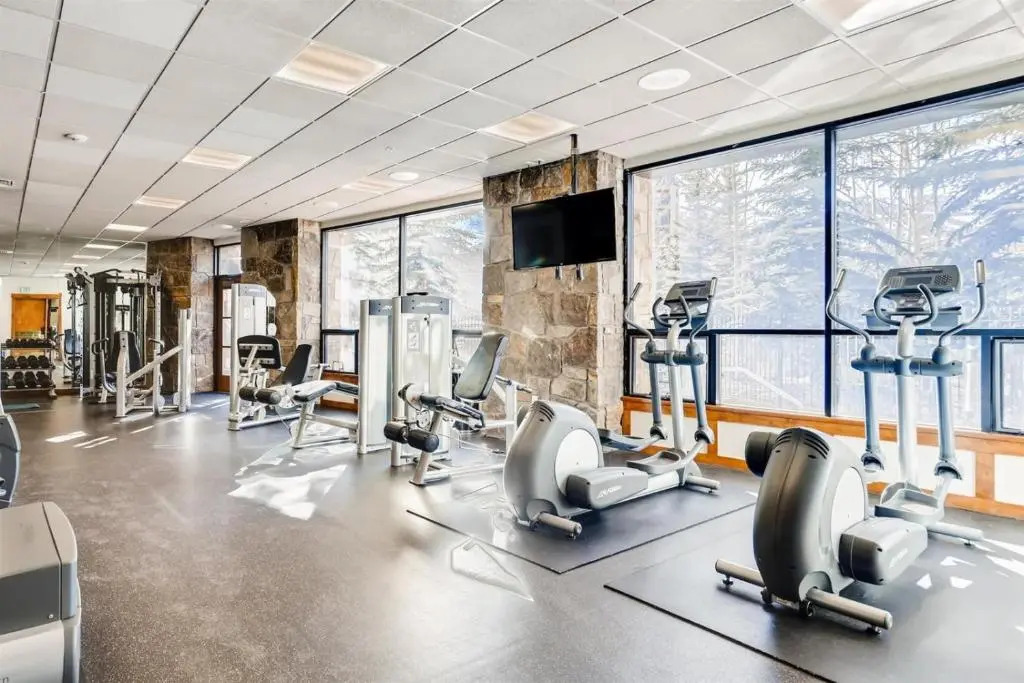 Luxury 2 Bedroom Mountain Vacation Residence With Hot Tub, Pool, and Easy Access to Ski Slopes