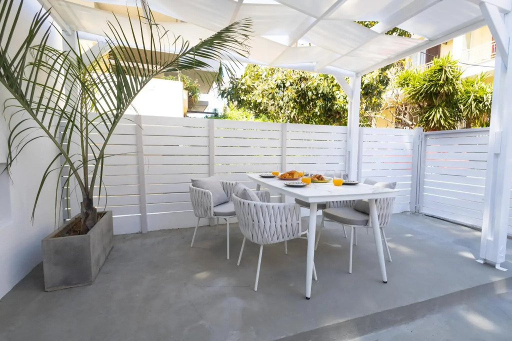 Cottage Rd Vacation House With Front Courtyard