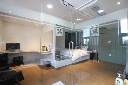 September Motel Oncheon