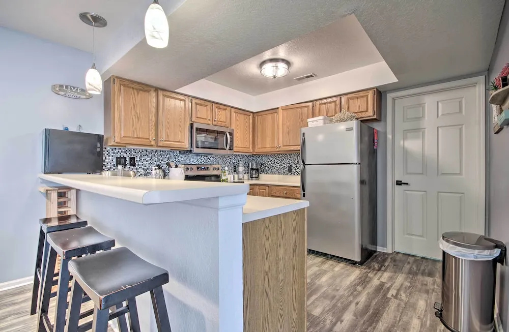 Lake-view Patio, Pool Access! Regatta Bay Condo
