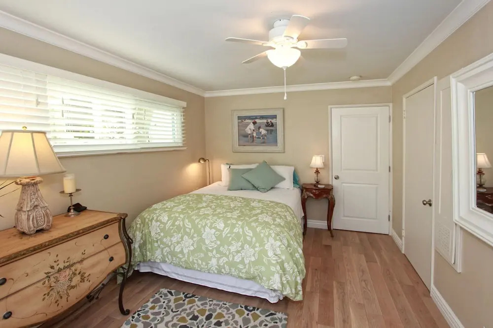 W. Bay Ave (68433) - 2 Br townhouse by RedAwning
