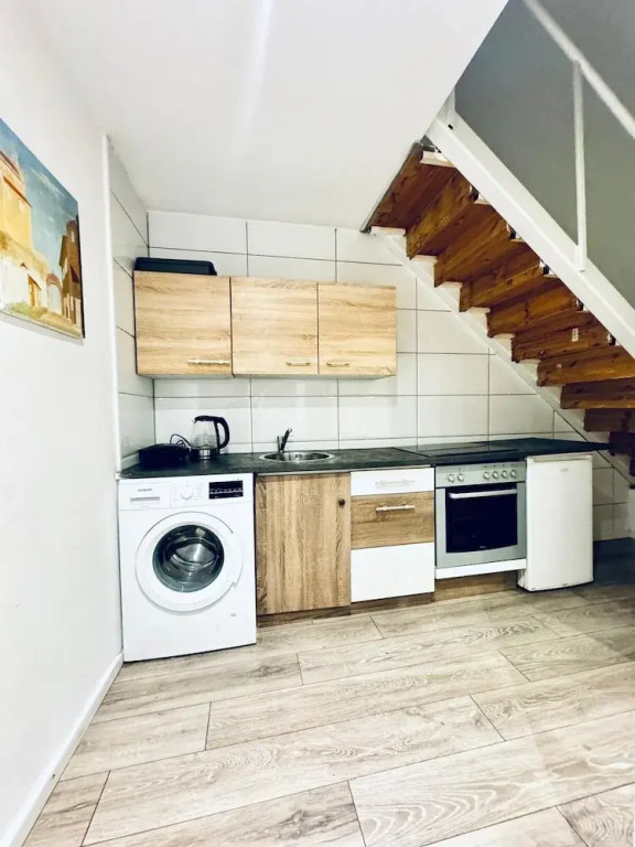 Private Rooms in Affordable 5-Bedroom Apartment