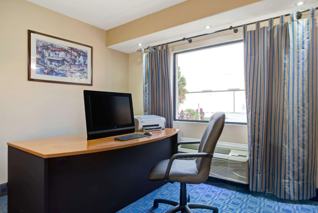 Days Inn & Suites by Wyndham Tampa Fairground-Casino-Ybor