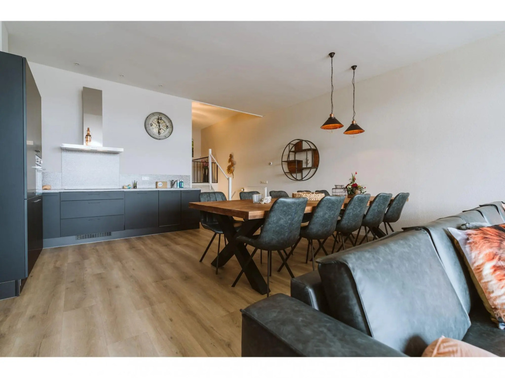 Luxury apartment overlooking the marina for 10 people