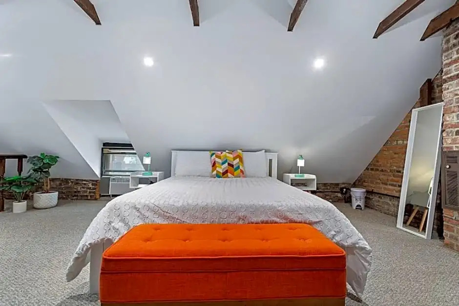 Private Loft Carriage House Walk Score 95