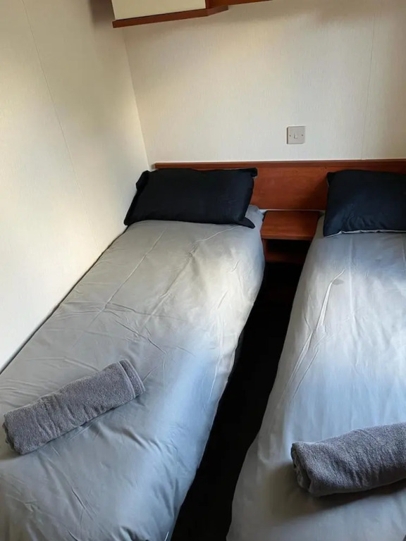 Spacious 2 bed Holiday Home Entertainment on Site