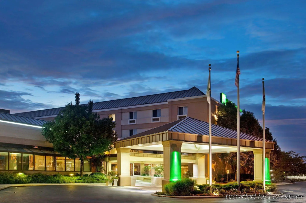 Holiday Inn & Suites Chicago-Carol Stream Wheaton by IHG