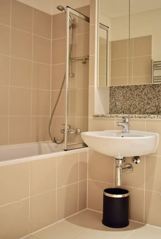 2 Bedroom Apartment In Popular Docklands