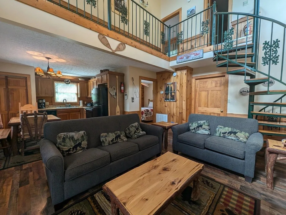ER13 - Moose Manor Great location - Close to town! cabin