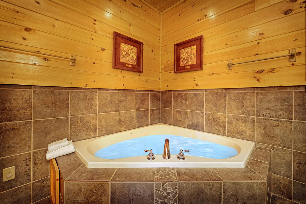 Knotty Nice: Theater Hot Tub Sauna Near Town