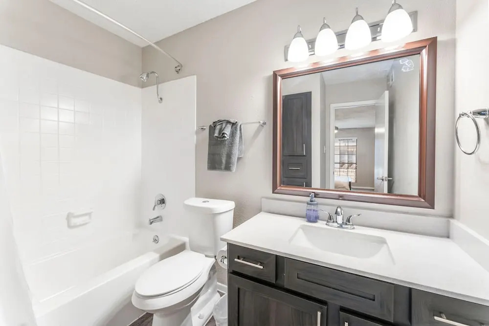 Soco 2BR Comfy Suite w Pool King bed Fast Wifi