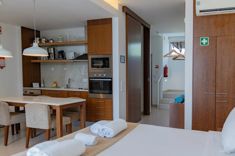 Luxury Villa Heated Pool, walk to São Rafael Beach, Albufeira