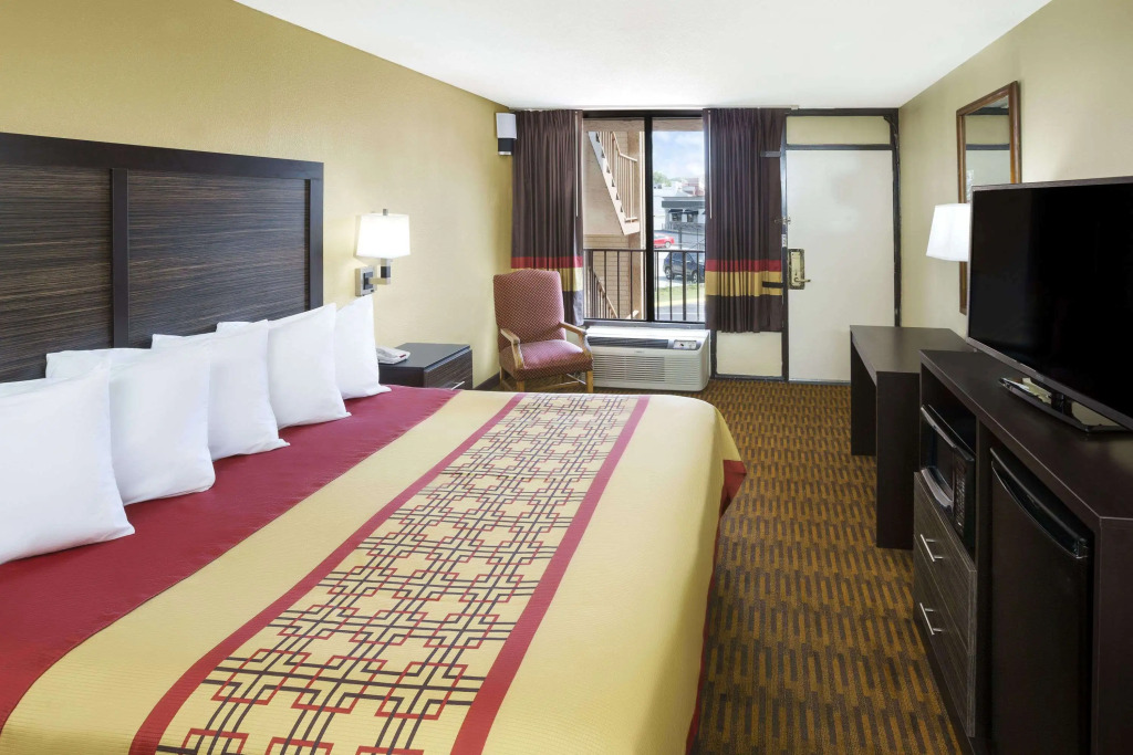 Days Inn by Wyndham Columbus-North Fort Moore