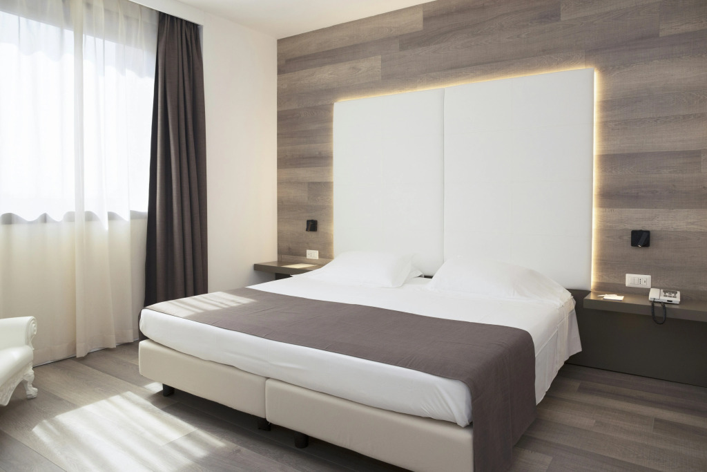 City Hotel & Suites