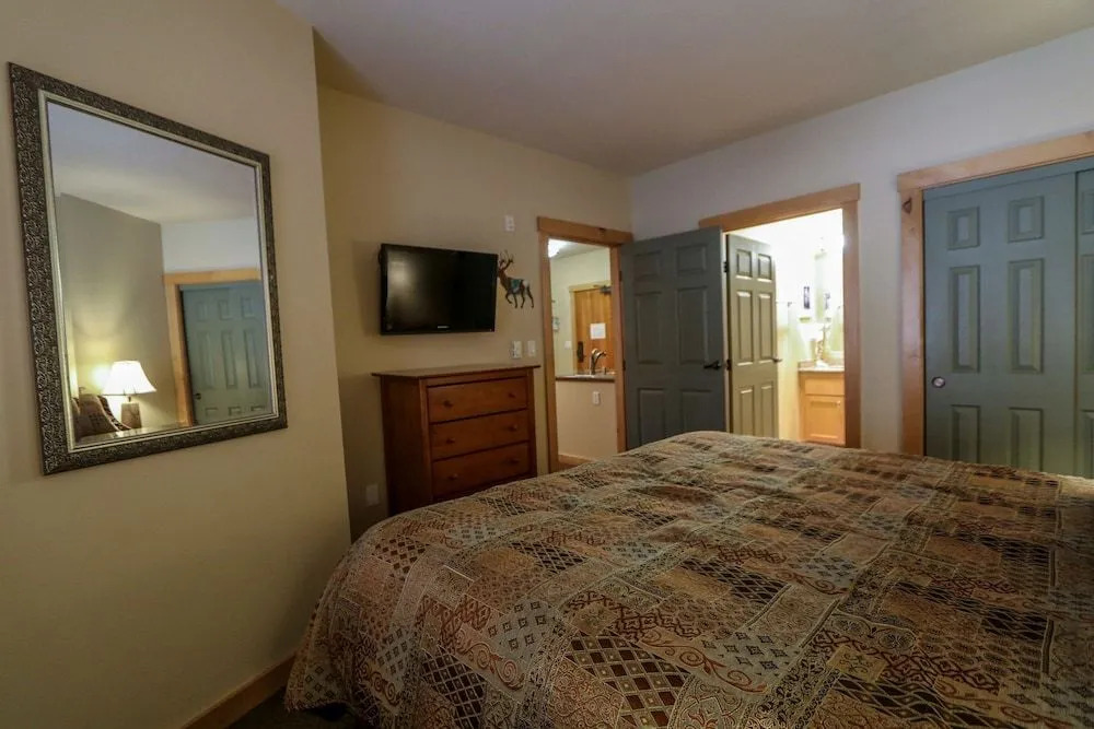 Sunstone #126 2 Bedroom Condo by RedAwning