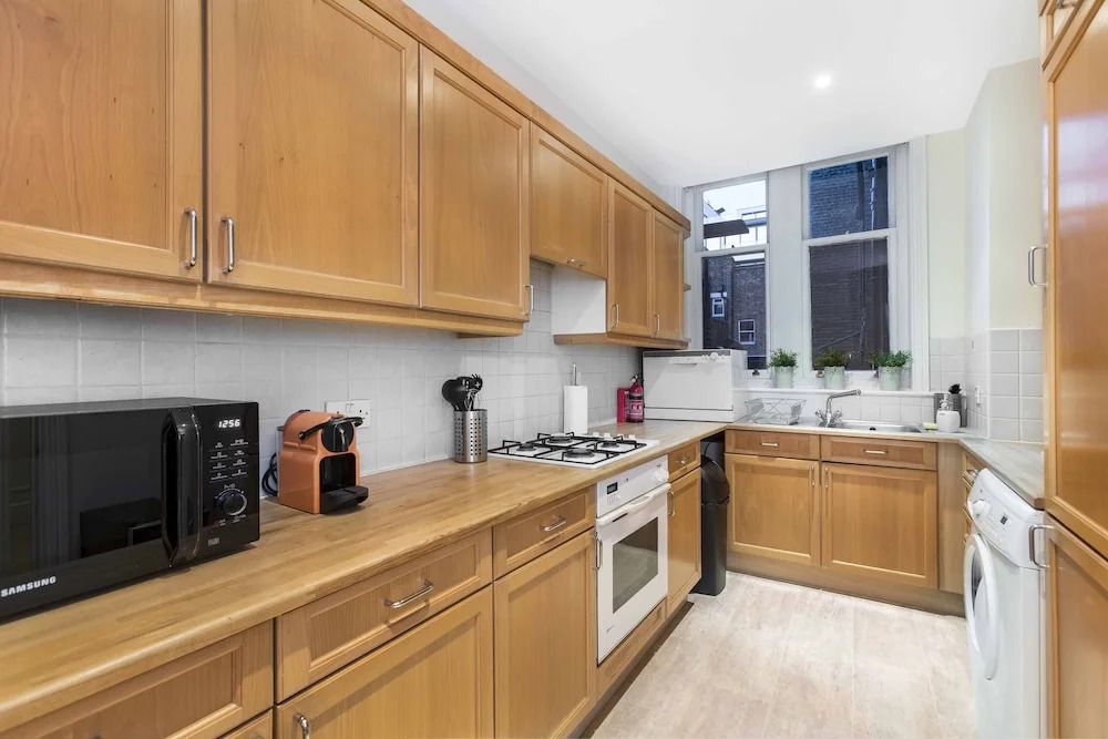 Club Living - Baker Street Apartments