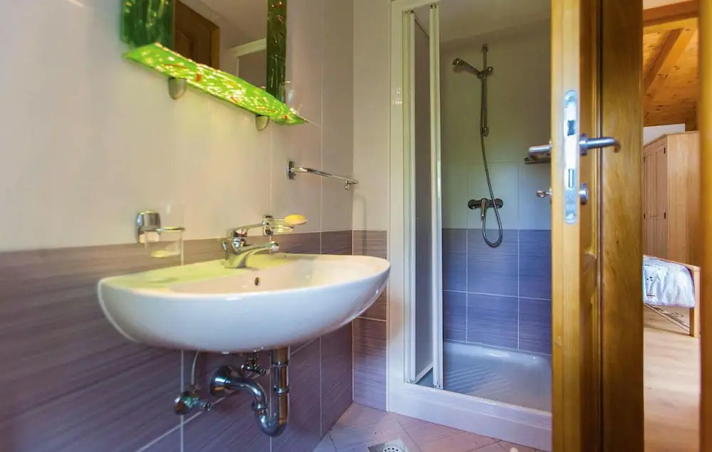 Stunning Home in Valbandon With Wifi and 6 Bedrooms