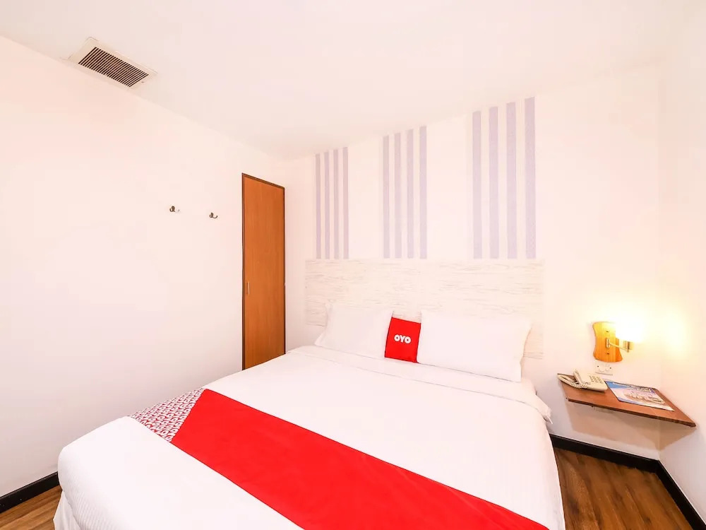 OYO 43963 T Signature Hotel
