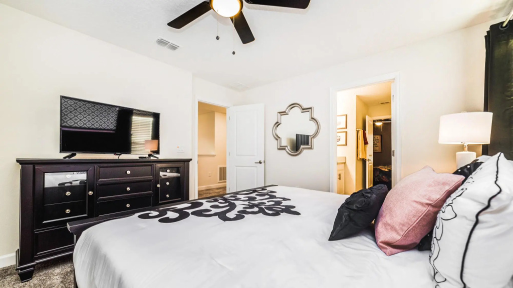 Stunning 8BR Theater Pool w Greenview