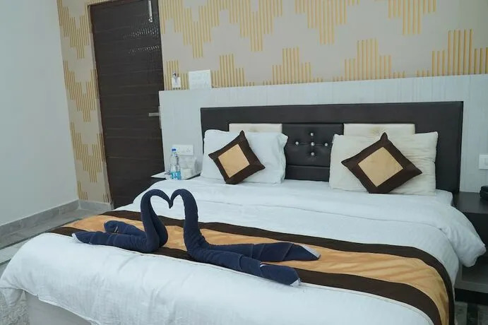 FabHotel Pink Park