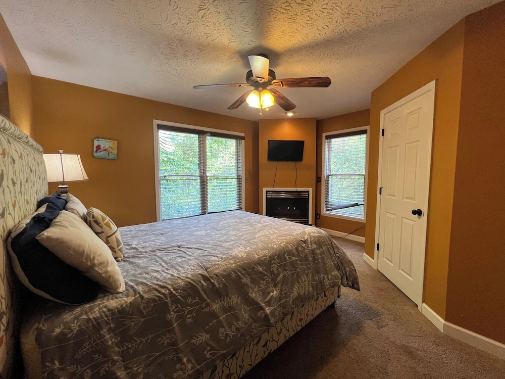 Secluded Cabin for 10 in Chalet Village and Hot Tub