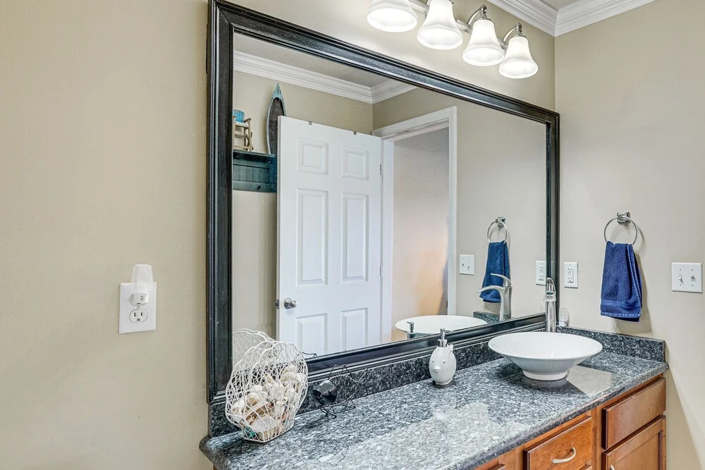 Lakefront Camdenton Condo: Grill & Community Pool