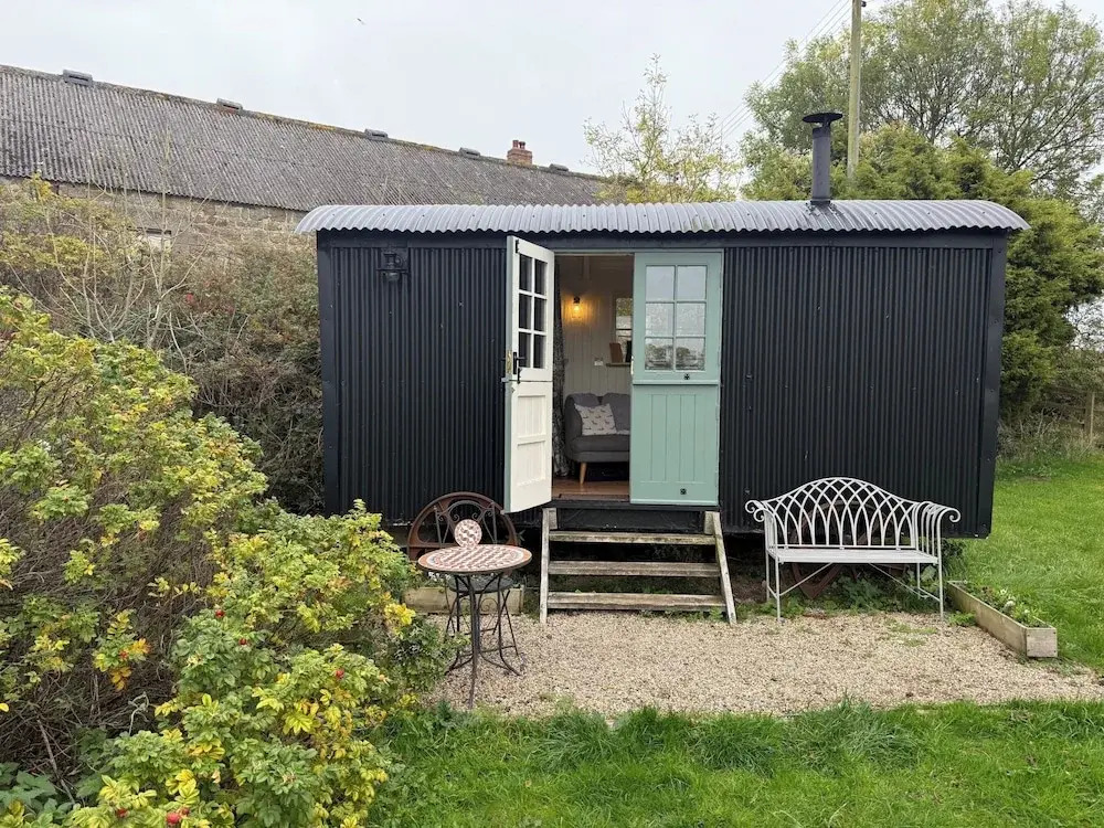 Cosy Romantic Shepherd hut in Open Countryside