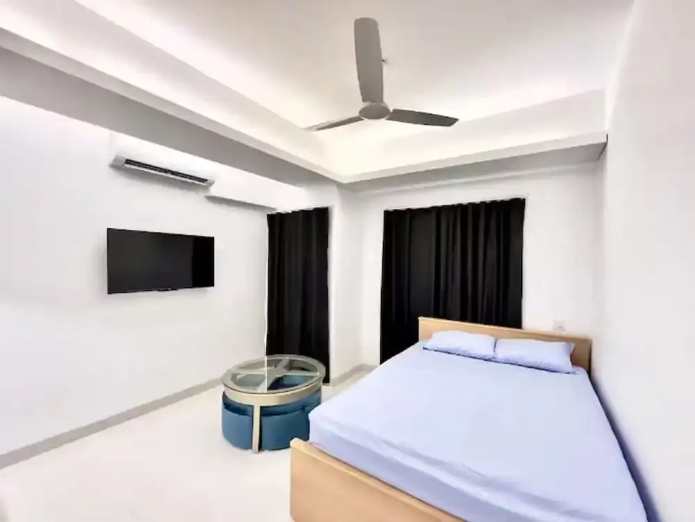 330sqft 3 Modern Stay with Sauna Pool