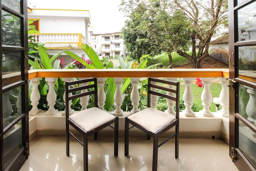 OYO 9868 Home Poolside 1 BHK Candolim