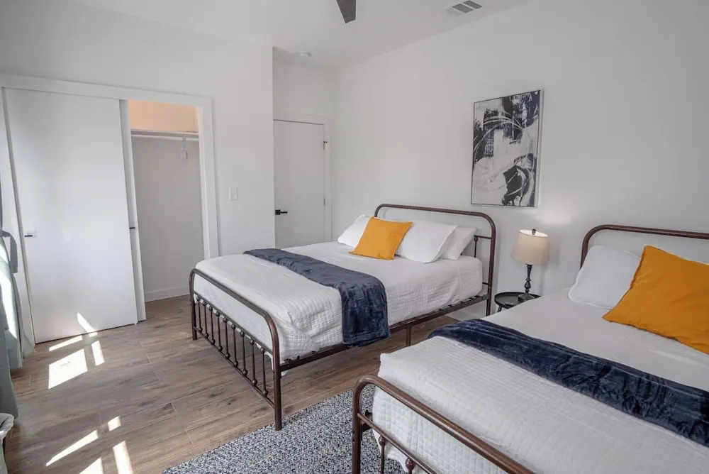 Gorgeous 3 BR 2 BA Near Amazing Downtown