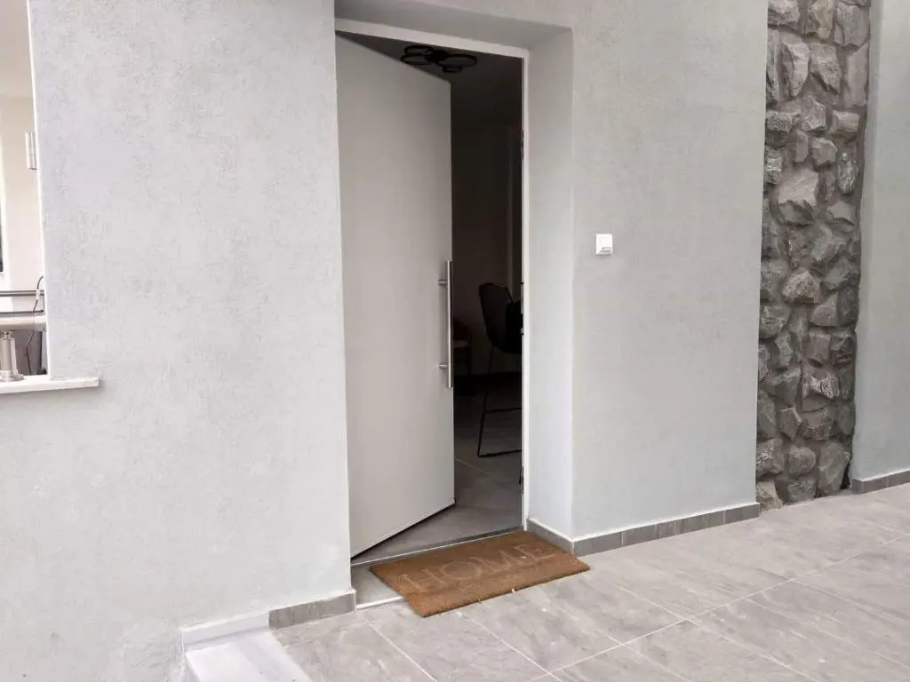 Petrani Suite 1