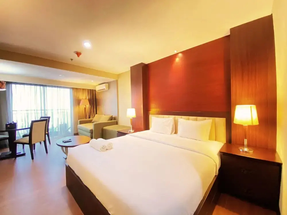 Fancy And Nice Studio At El Royale Apartment