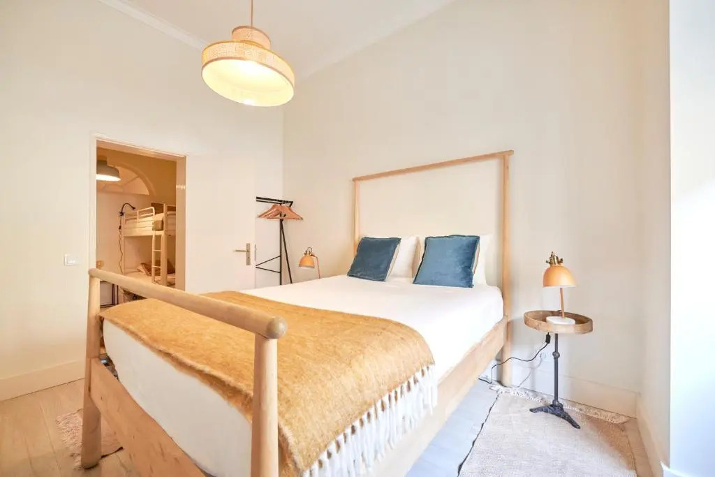 Charming 3BR APT w/ patio, by TimeCooler