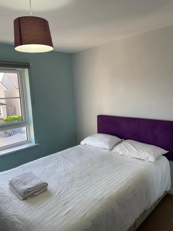 Newbuild - 3 bedrooms, 2 baths,5 mins from airport