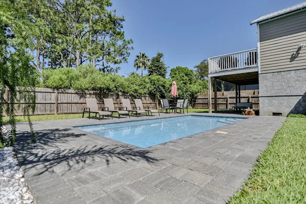 Walk to Beach With Private Pool, Balconies & Huge Lawn Blocks to Dining